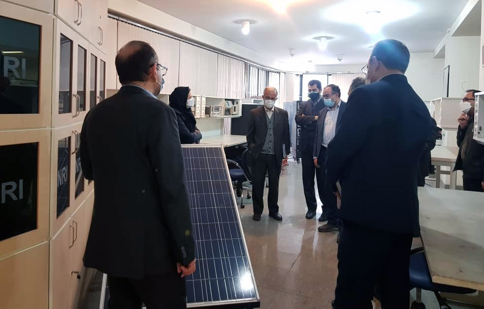 معاون وزیر نیرو و رئیس سازمان انرژی‌‌های‌تجدیدپذیر و بهره‌‌وری انرژی برق ( ساتبا) از آزمایشگاه های پژوهشگاه نیرو مرتبط با حوزه انرژی های تجدید پذیر بازدید کرد