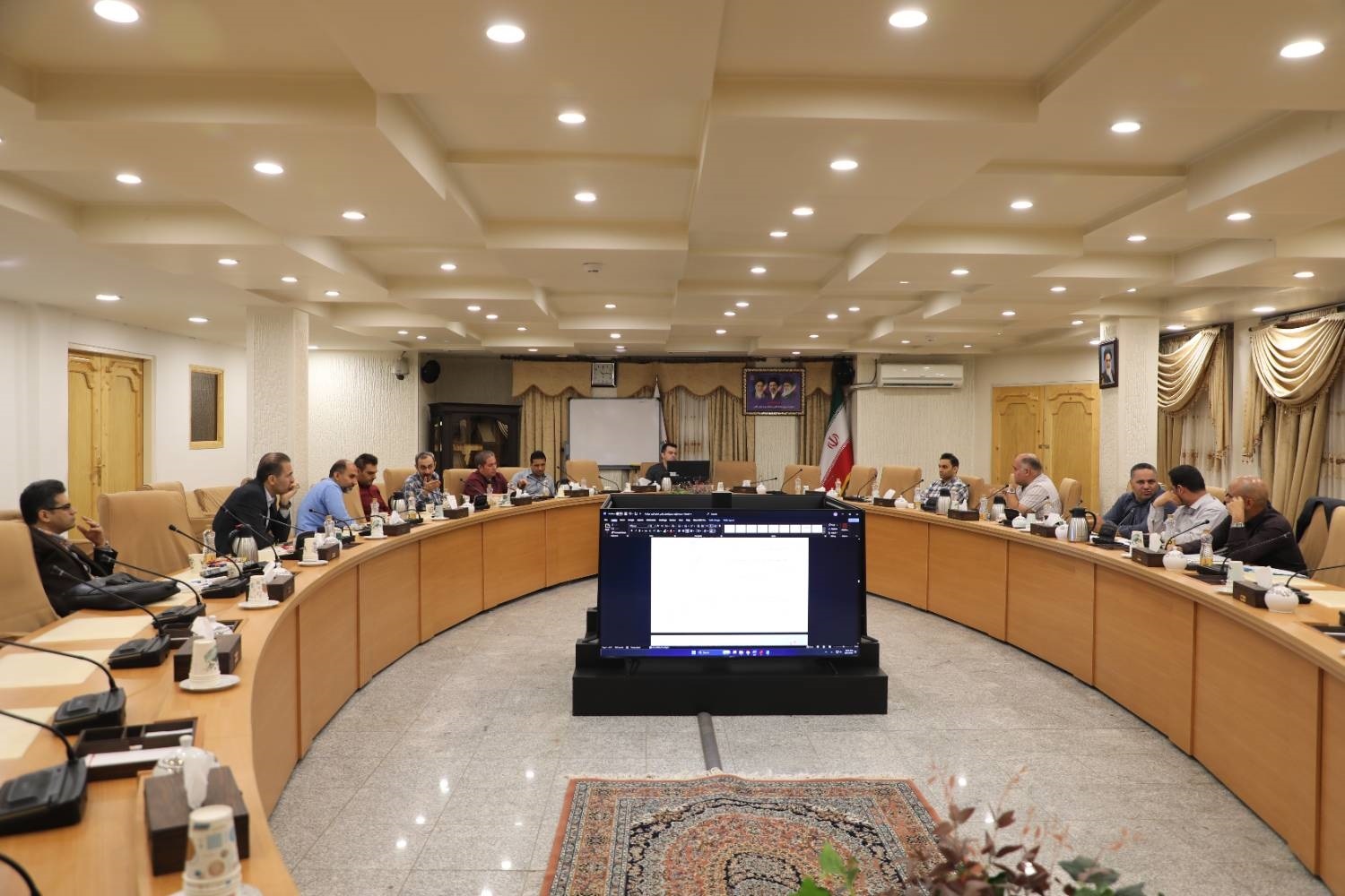 نشست نهایی تدوین دستورالعمل تعيين الزامات، معيارهاي ارزيابي فني و آزمون‌هاي ترانسفورماتور اندازه‌گيري ولتاژ و جريان مرکب (MOF) در پژوهشگاه نیرو برگزار شد