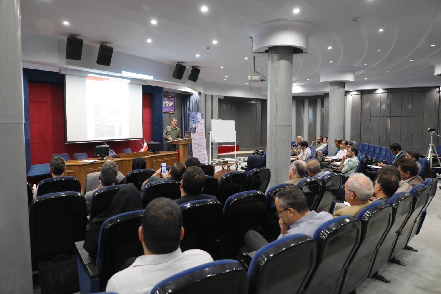 به همت گروه پژوهشی مطالعات فشار قوی پژوهشگاه نیرو، سمینار اطلس آلودگی ریزگردهای تاثیرگذار بر روی ایزولاسیون شبکه انتقال نیروی برق کشور در پژوهشگاه نیرو برگزار شد