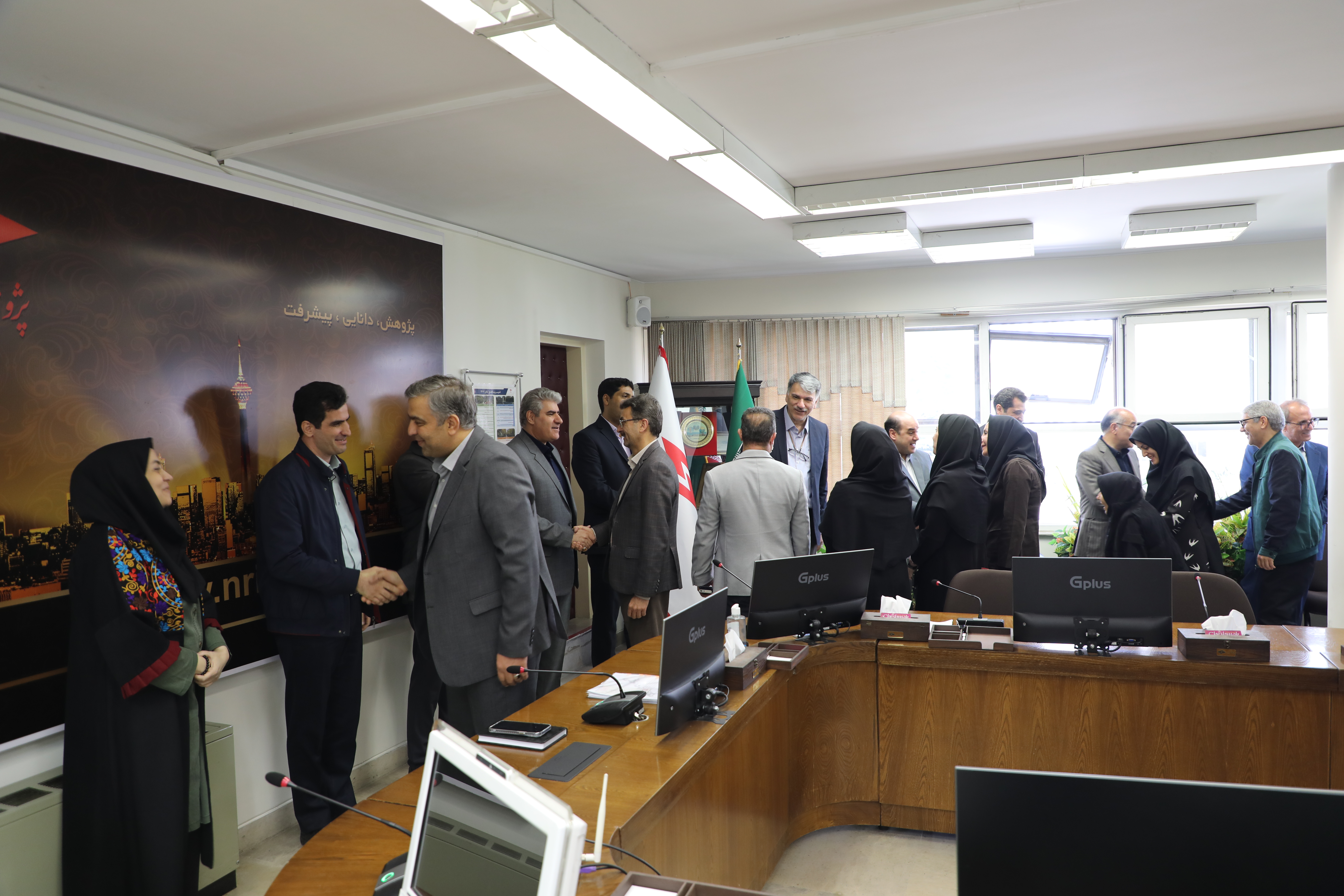 مراسم دیدار نوروزی رئیس و اعضای هیئت رئیسه پژوهشگاه نیرو با همکاران برگزار شد