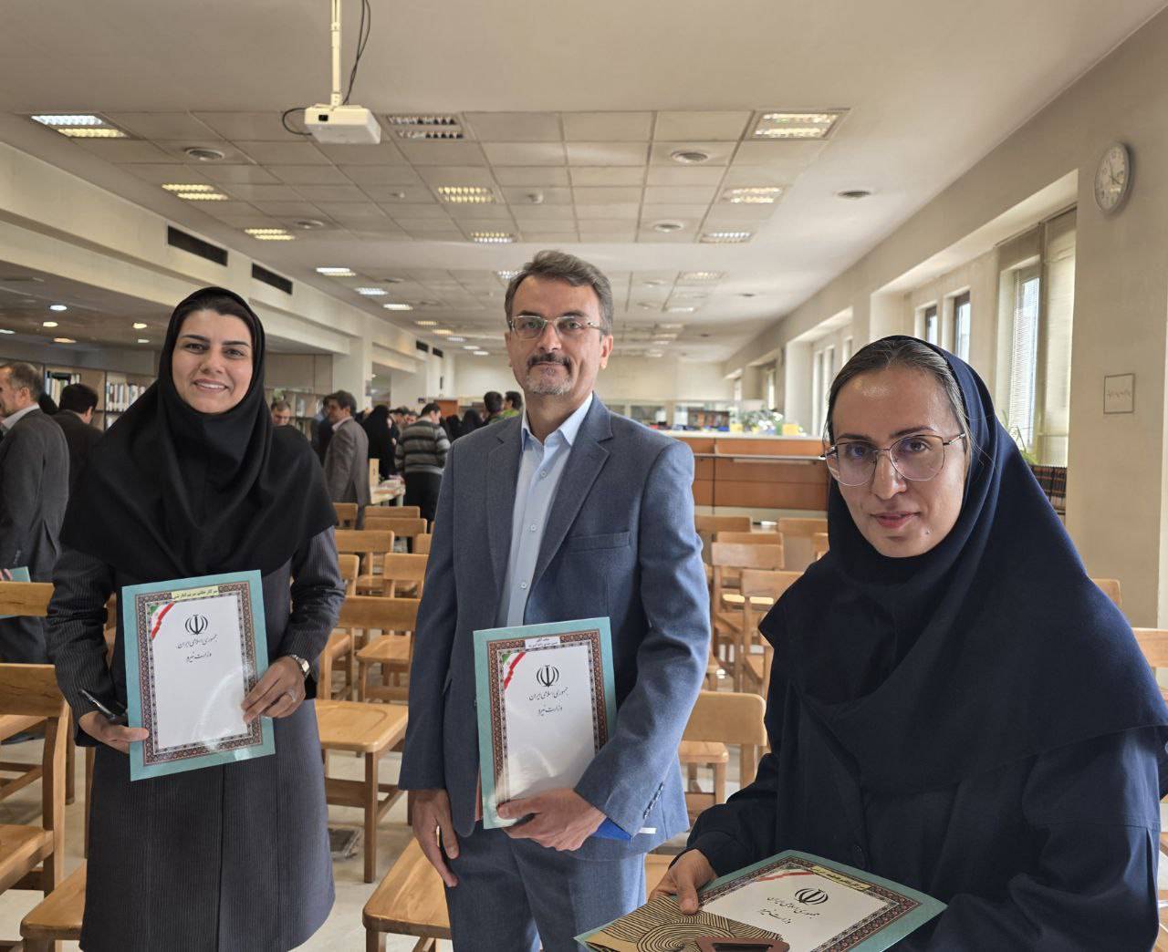 همزمان با هفته کتاب و کتابخوانی، از سه محقق پژوهشگاه نیرو به‌عنوان چهره‌های فعال در عرصه کتاب و مطالعه تجلیل شد 